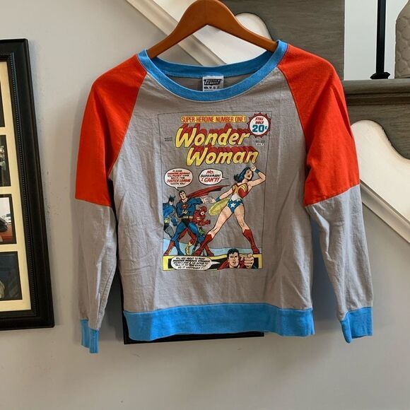 Wonder Wiman Justice League Long Sleeve T-Shirt sz M ( more like small) - Picture 1 of 3